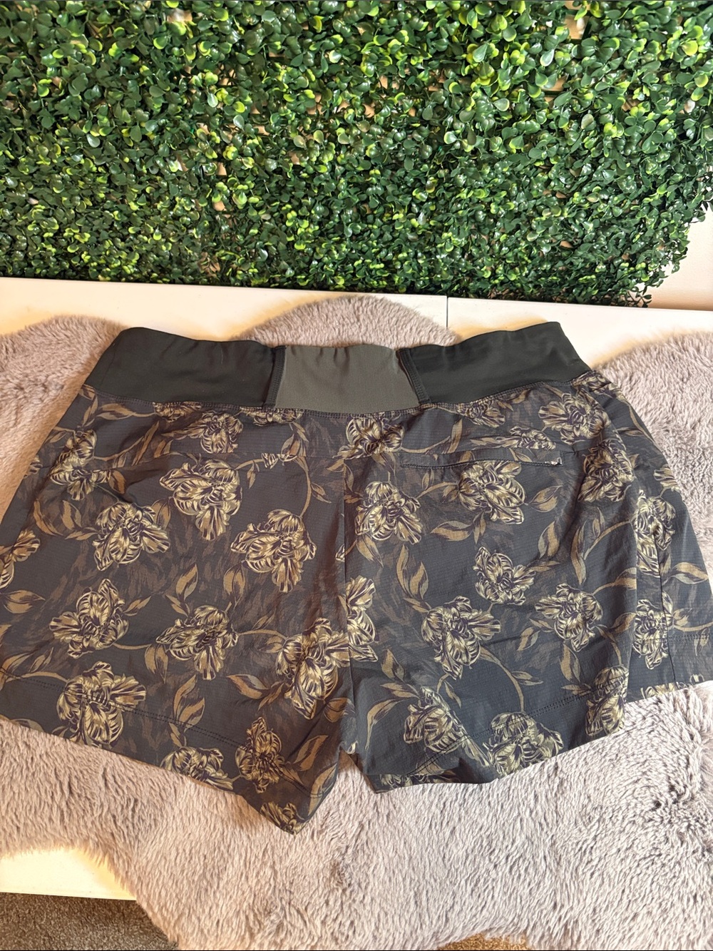 Athleta Dark Green Floral Athletic Shorts Size 18 - Picture 2 of 4